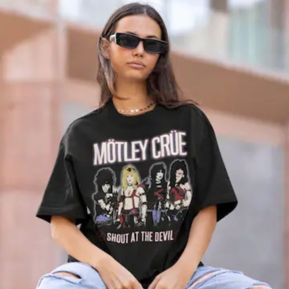 Motley Crew Shout At The Devil Graphic T Shirt Unisex Medium